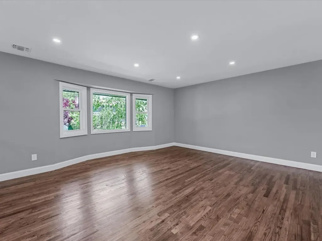7 Pal Way Plainview NY 11803