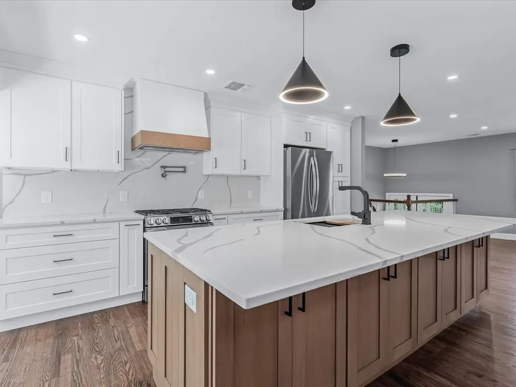 7 Pal Way Plainview NY 11803