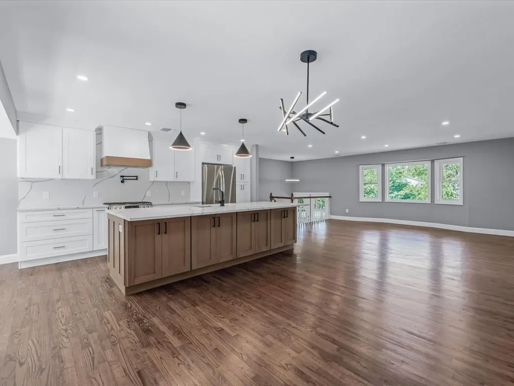 7 Pal Way Plainview NY 11803