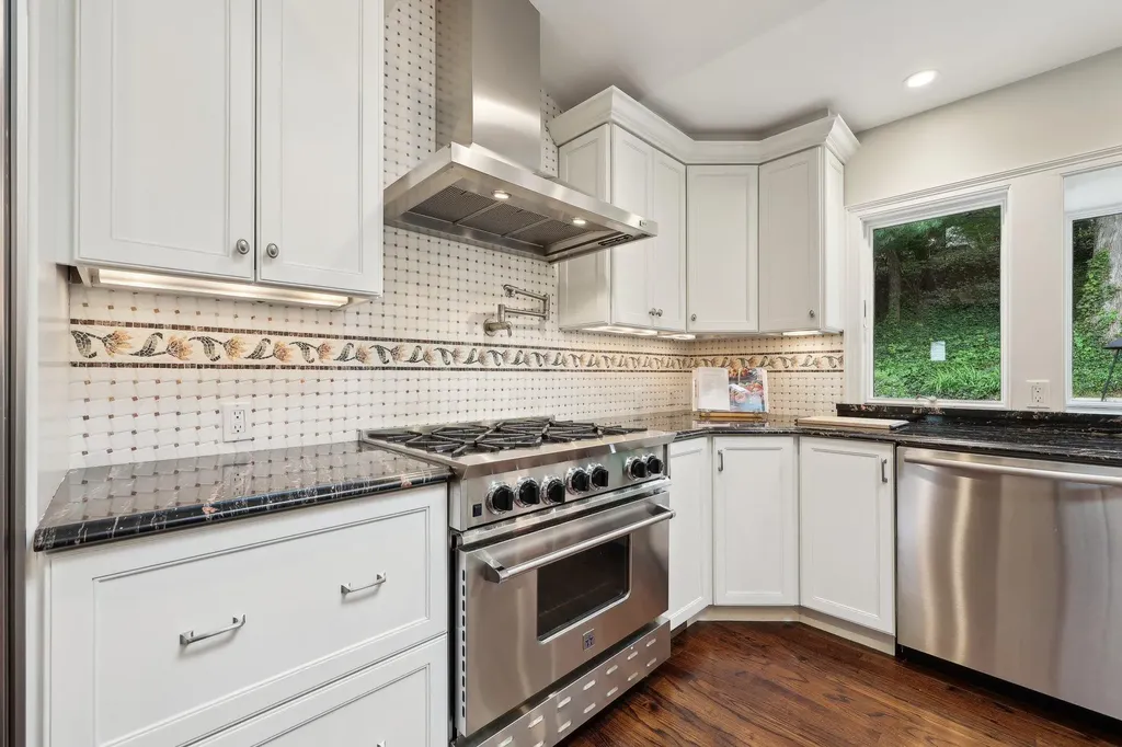 56 Rolling Way New Rochelle NY 10804