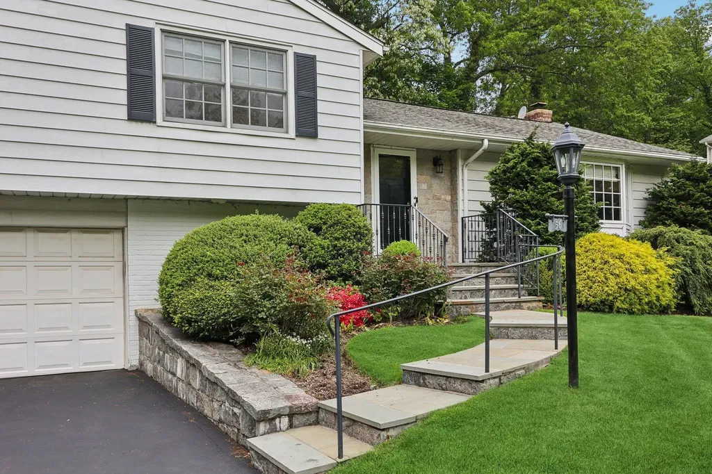 56 Rolling Way New Rochelle NY 10804
