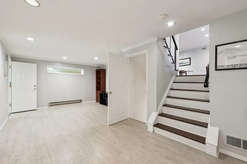 56 Rolling Way New Rochelle NY 10804