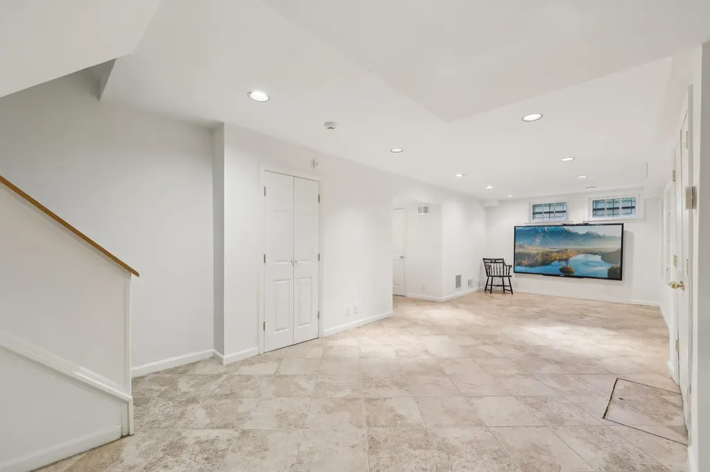 56 Rolling Way New Rochelle NY 10804