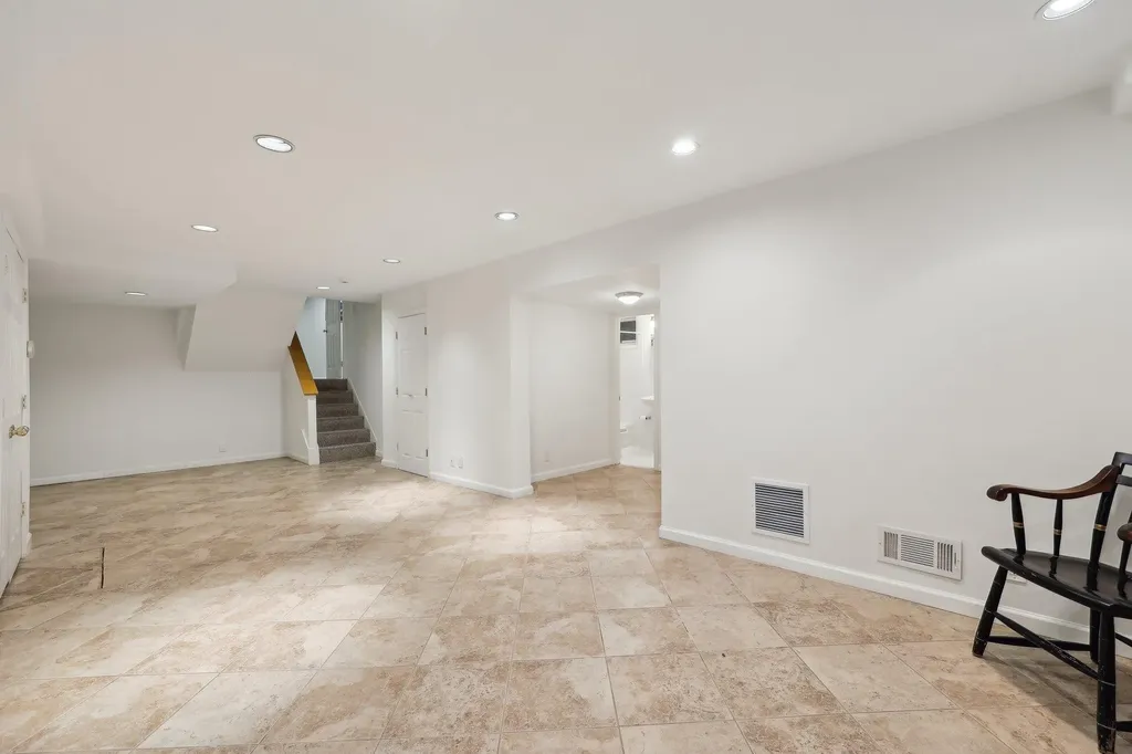 56 Rolling Way New Rochelle NY 10804