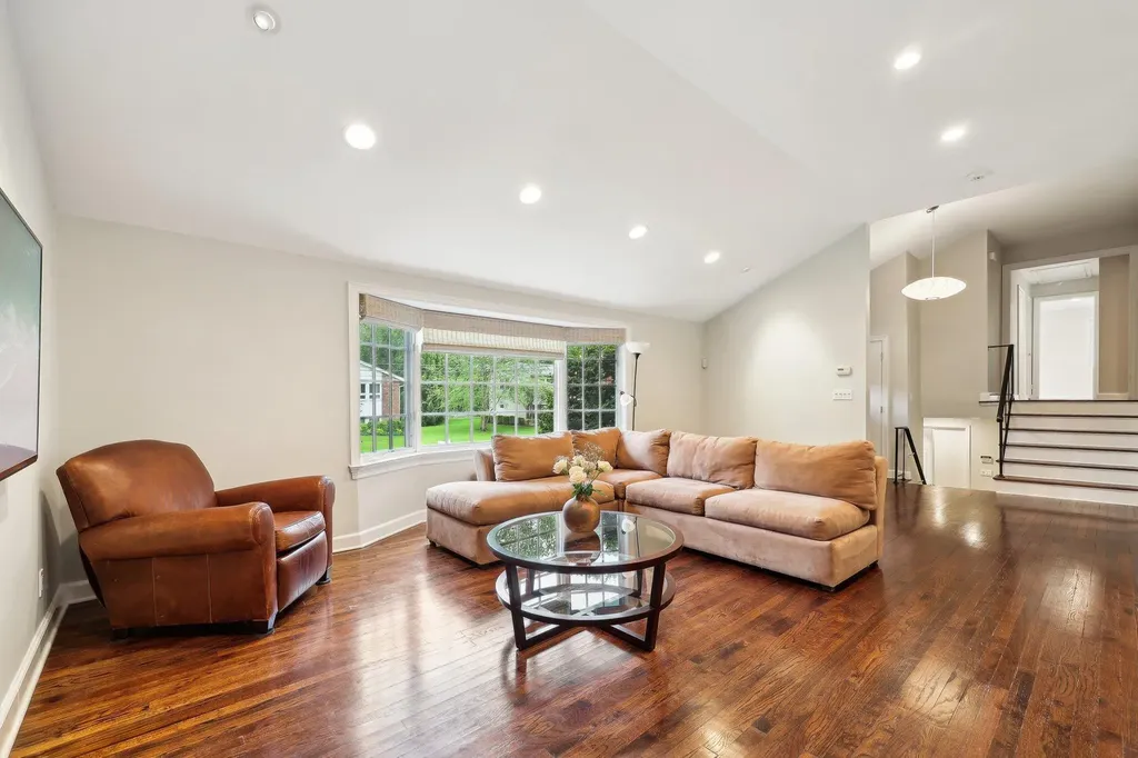 56 Rolling Way New Rochelle NY 10804