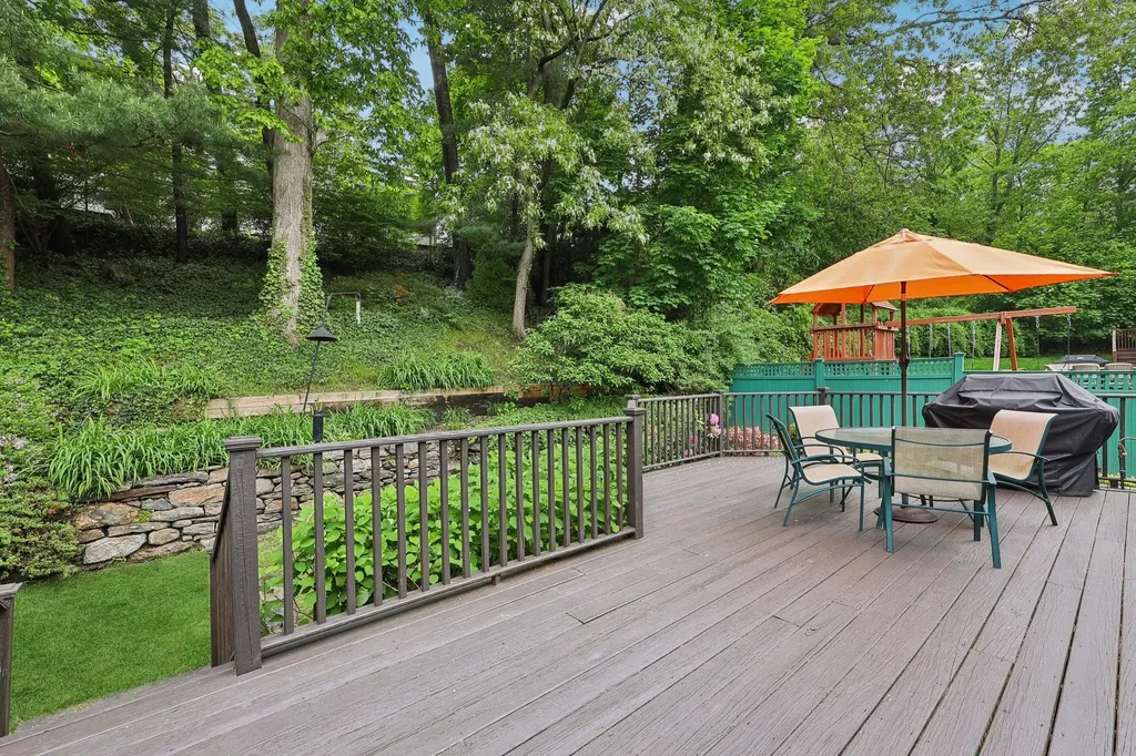 56 Rolling Way New Rochelle NY 10804