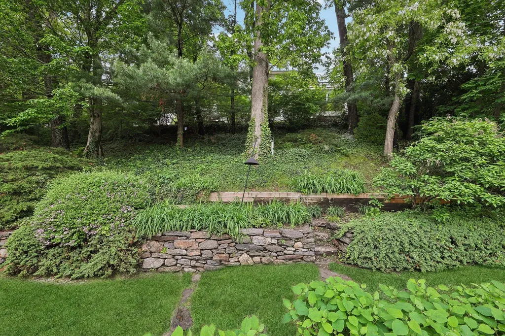 56 Rolling Way New Rochelle NY 10804