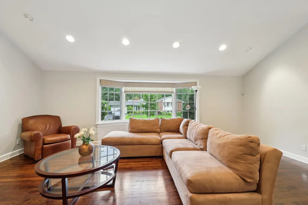 56 Rolling Way New Rochelle NY 10804