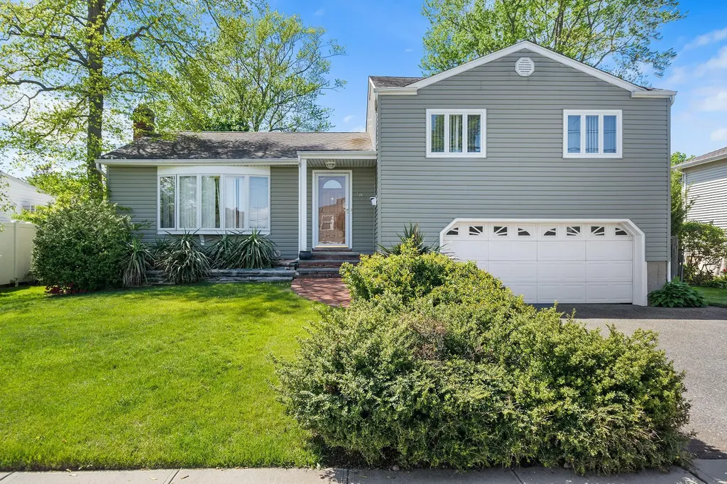 105 Farmers Avenue Plainview NY 11803