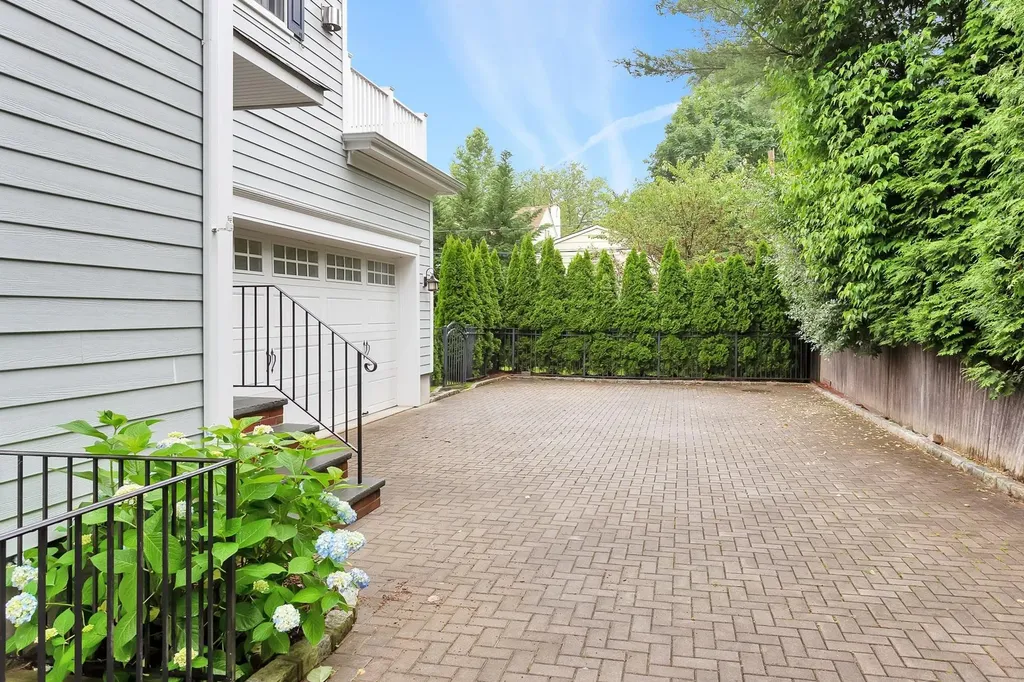 11 Plandome Drive Manhasset NY 11030