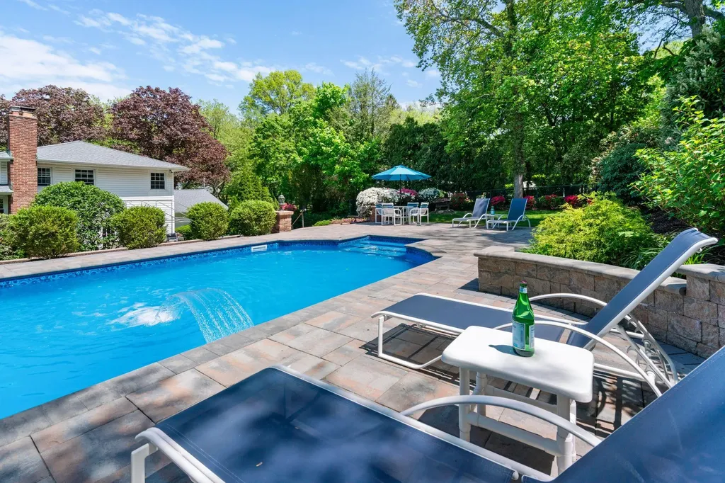 19 Skyline Drive Huntington NY 11743