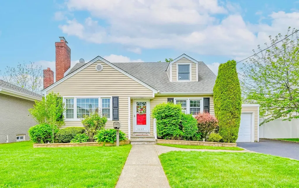 1652 Baker Avenue Merrick NY 11566