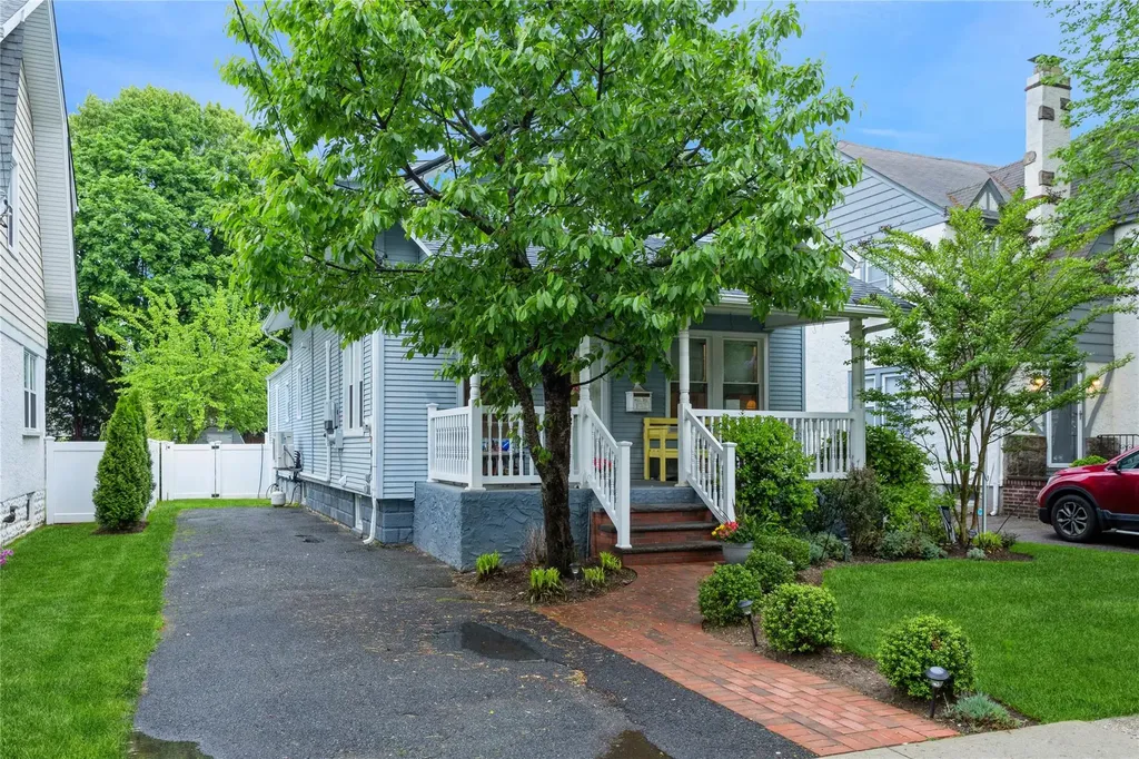 85 Lexington Avenue Malverne NY 11565