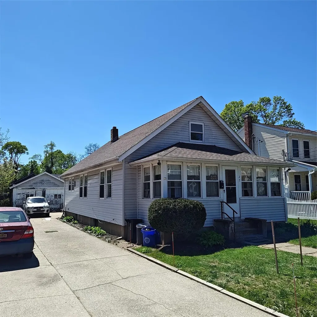 27 Coolidge Avenue Amityville NY 11701
