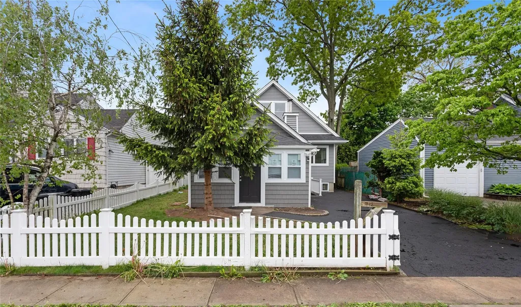 712 Carlton Road West Babylon NY 11704