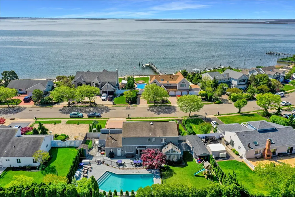 52 Shore Drive S Copiague NY 11726