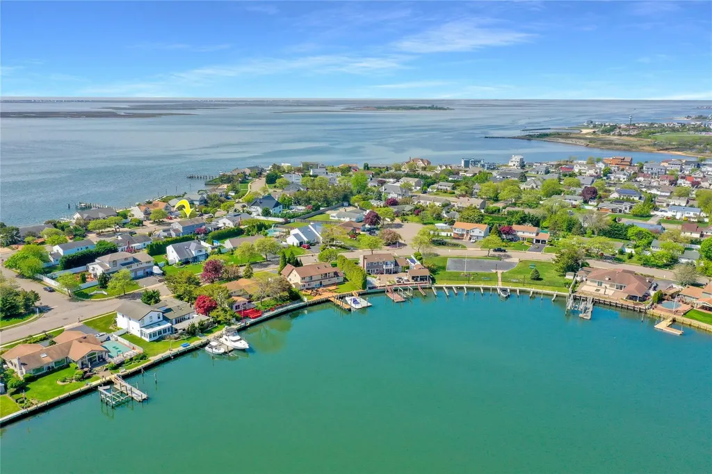 52 Shore Drive S Copiague NY 11726