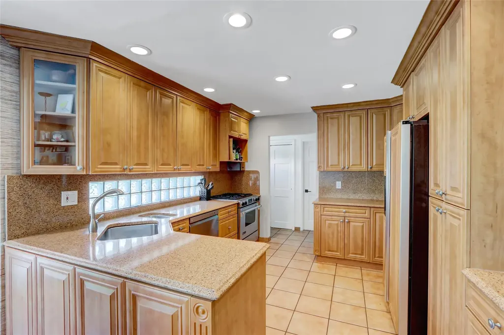 52 Shore Drive S Copiague NY 11726