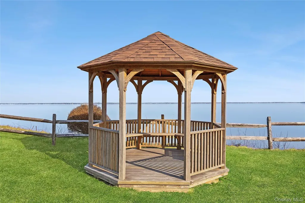 67 North Road Hampton Bays NY 11946