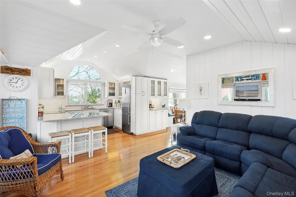 67 North Road Hampton Bays NY 11946