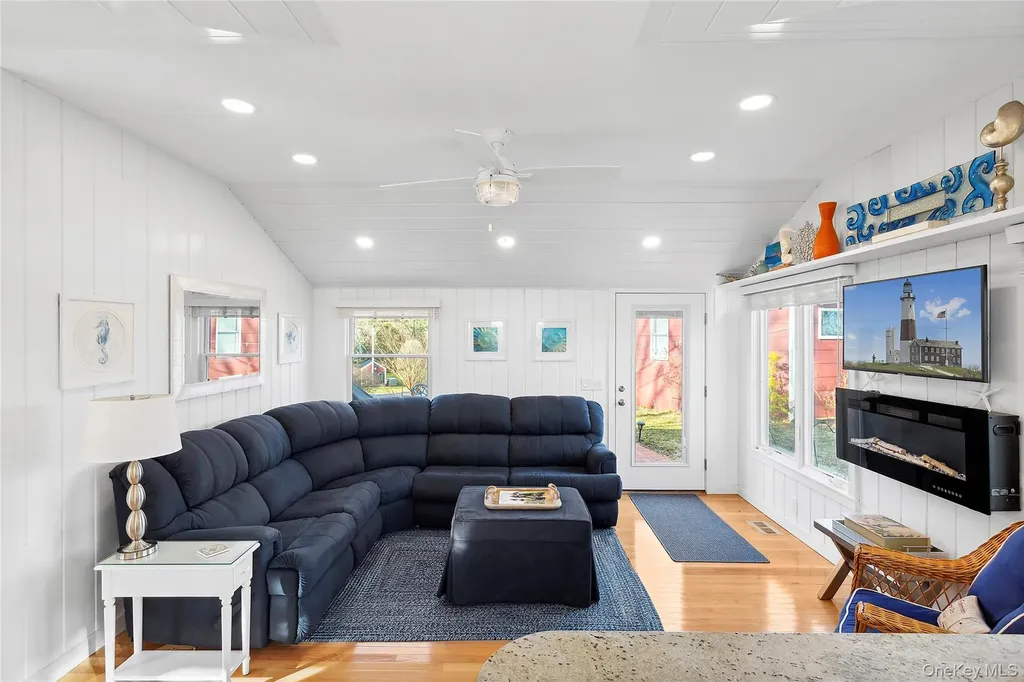 67 North Road Hampton Bays NY 11946