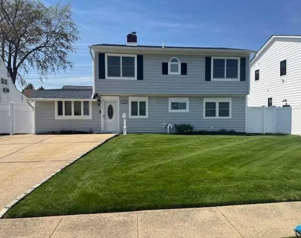 18 Prince Lane Westbury NY 11590