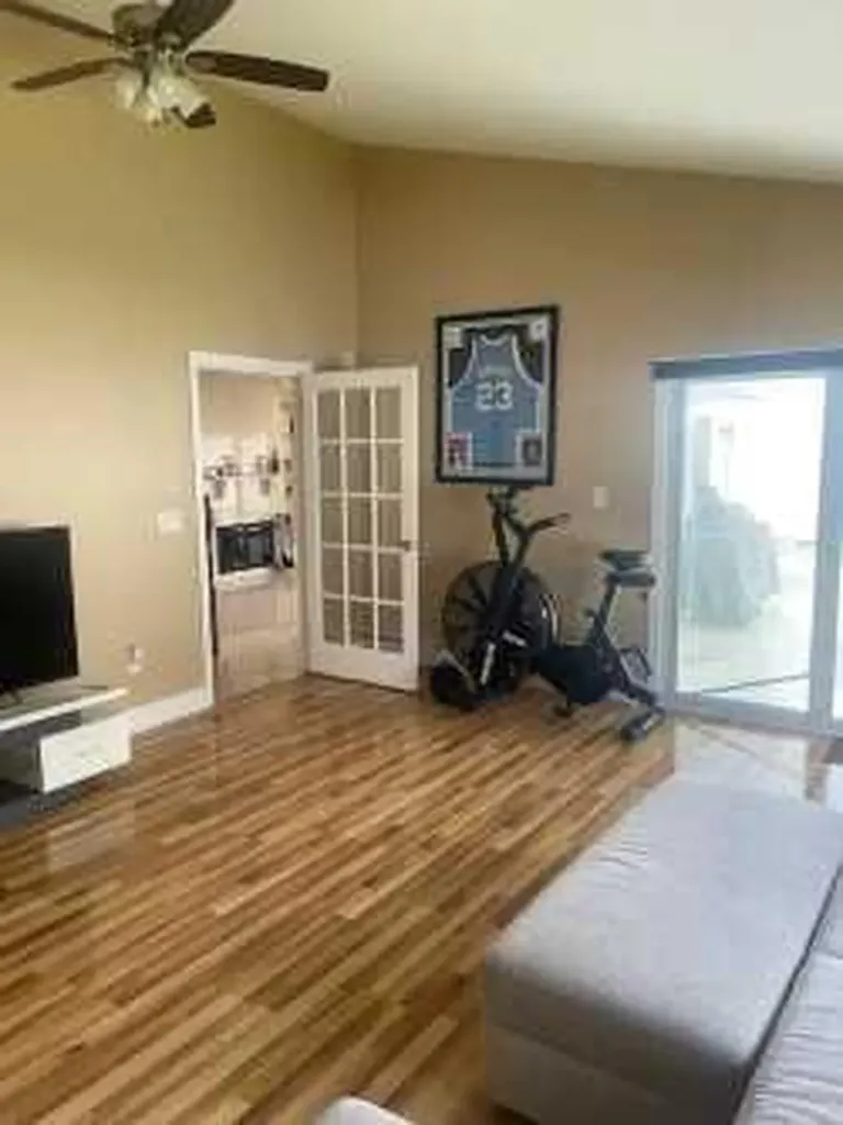 18 Prince Lane Westbury NY 11590