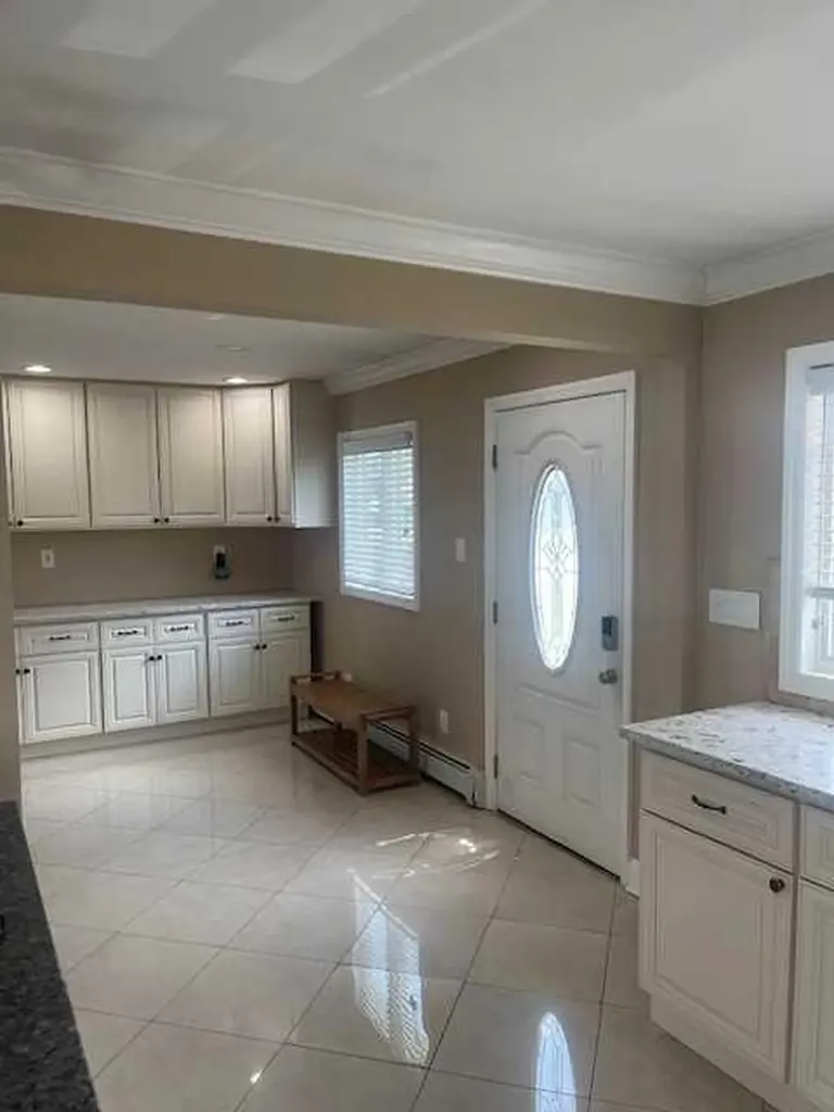 18 Prince Lane Westbury NY 11590