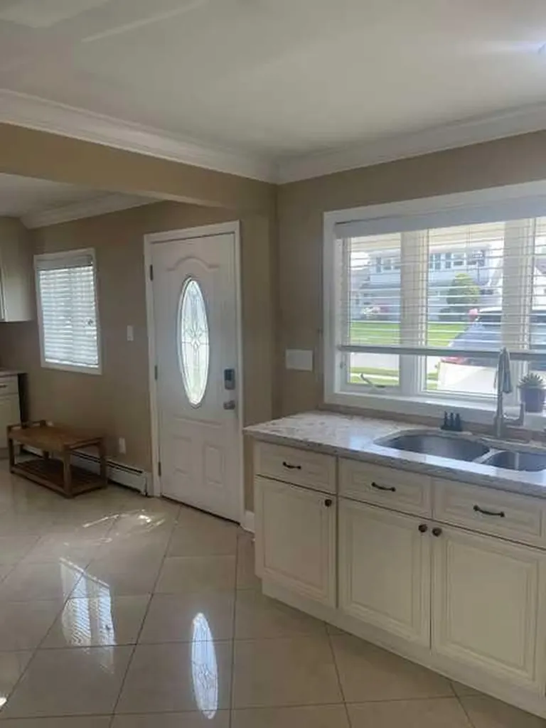 18 Prince Lane Westbury NY 11590