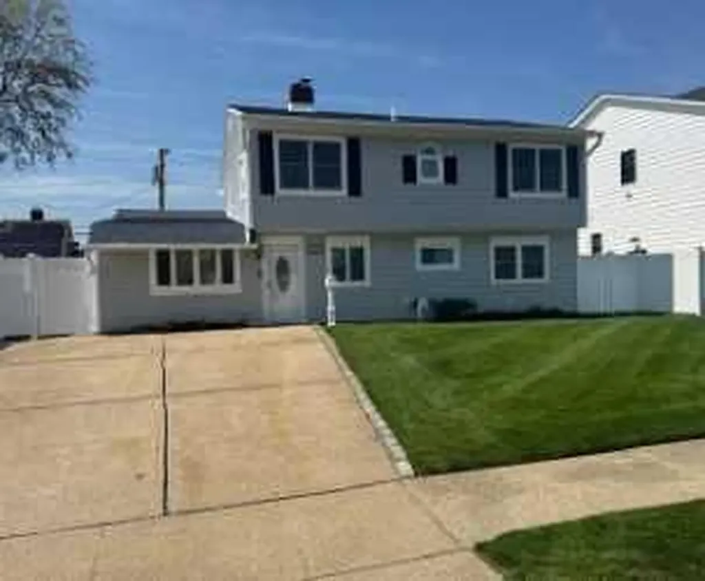 18 Prince Lane Westbury NY 11590
