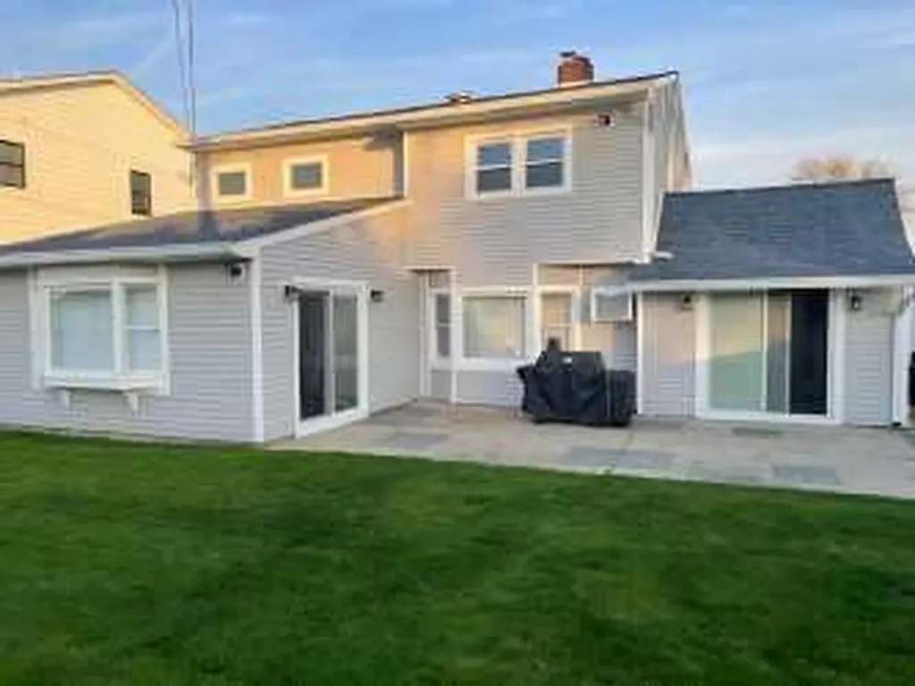 18 Prince Lane Westbury NY 11590