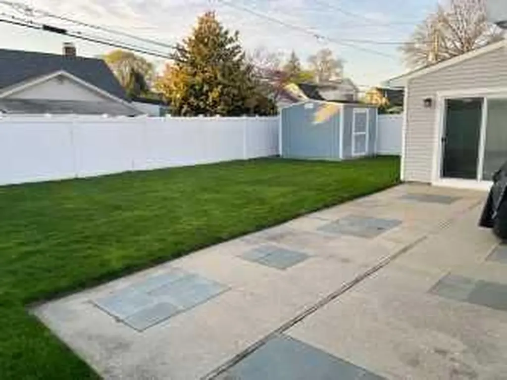 18 Prince Lane Westbury NY 11590
