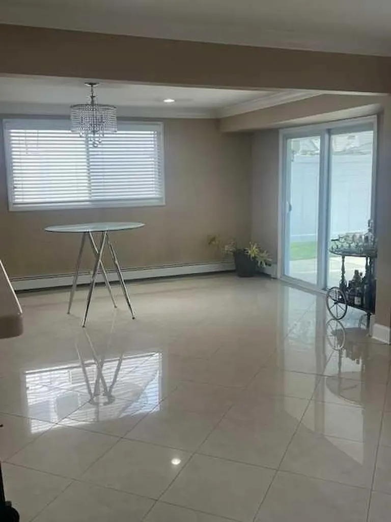 18 Prince Lane Westbury NY 11590