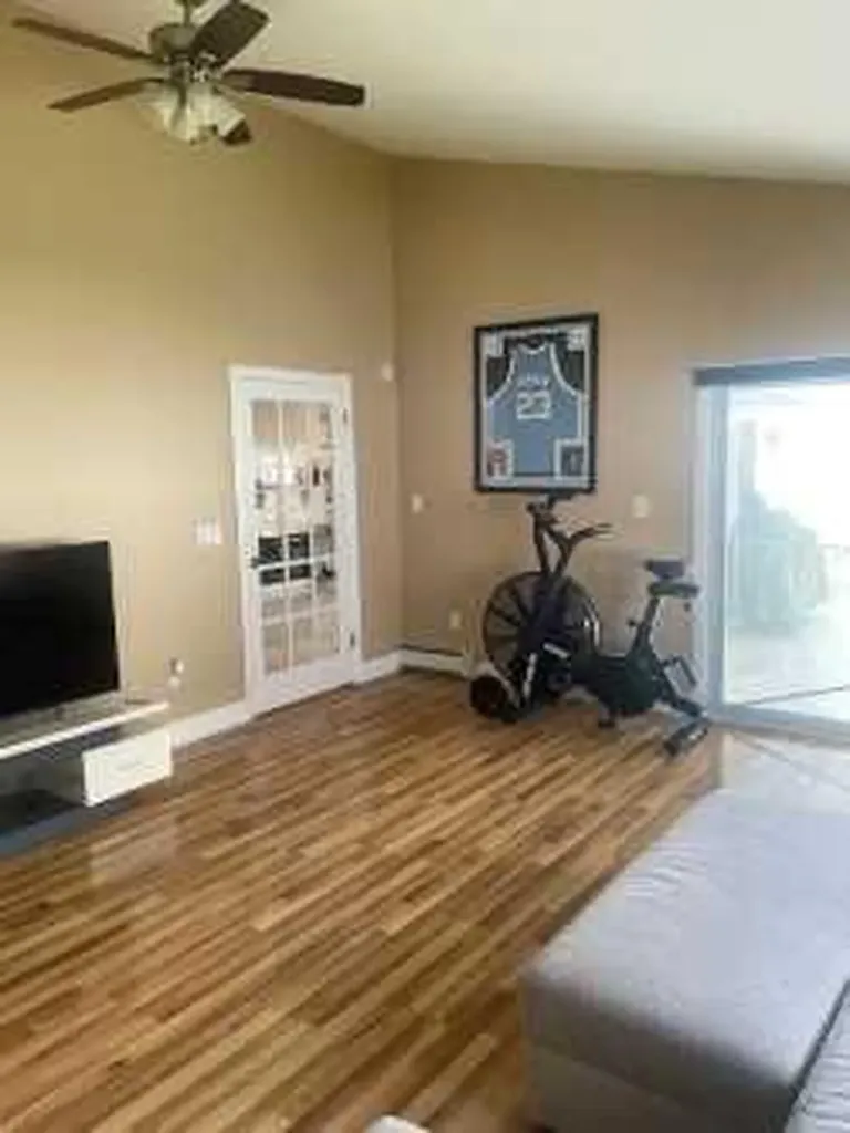 18 Prince Lane Westbury NY 11590
