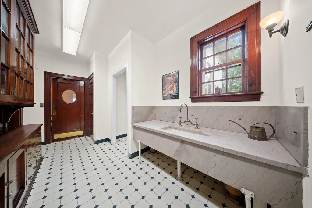 10-08 Shore Road Douglaston NY 11363