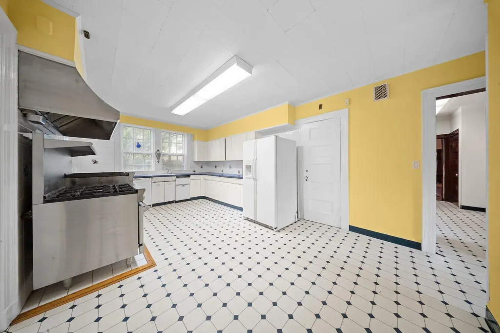 10-08 Shore Road Douglaston NY 11363
