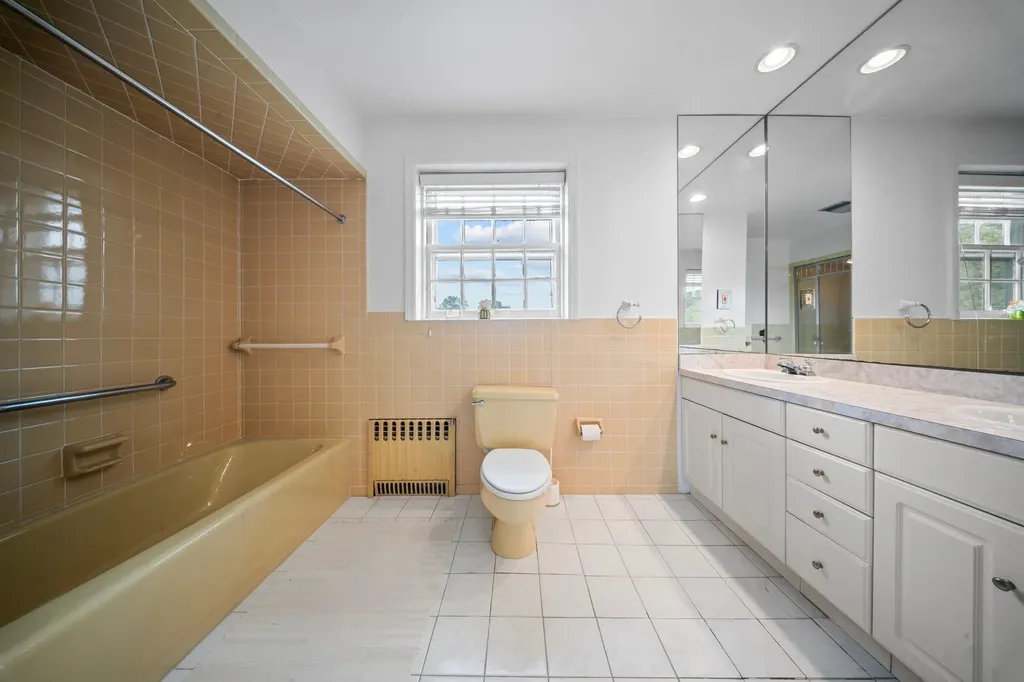 10-08 Shore Road Douglaston NY 11363