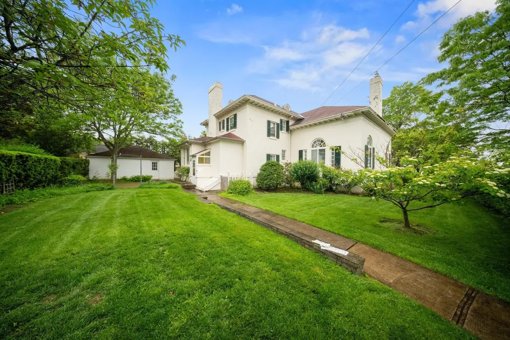 10-08 Shore Road Douglaston NY 11363