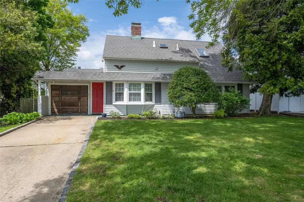 30 Flagstone Lane Westbury NY 11590