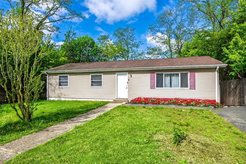 6 Gordon Avenue Medford NY 11763