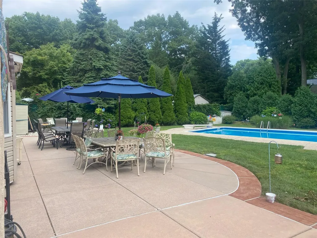 8 Wichard Boulevard Commack NY 11725