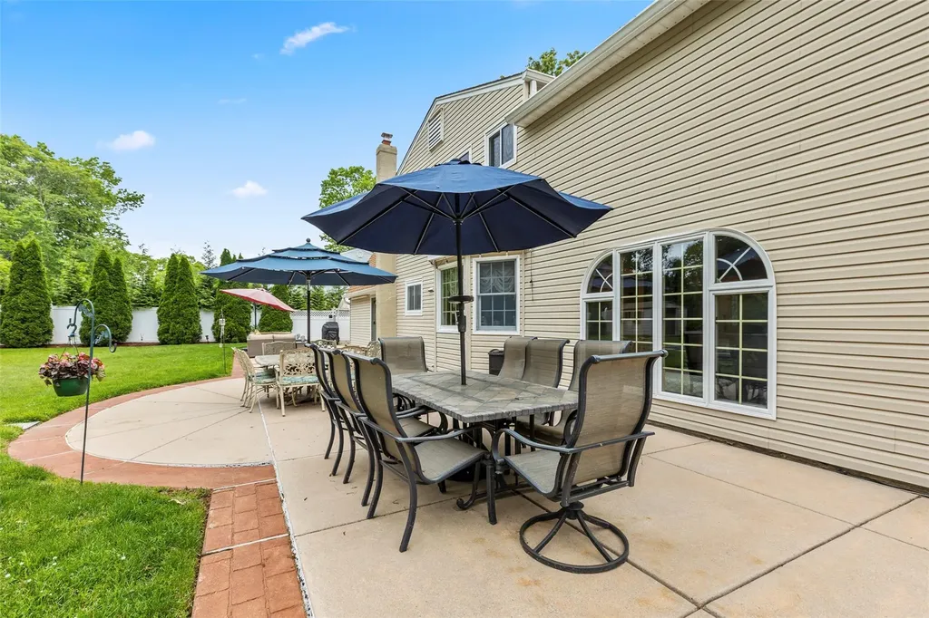 8 Wichard Boulevard Commack NY 11725