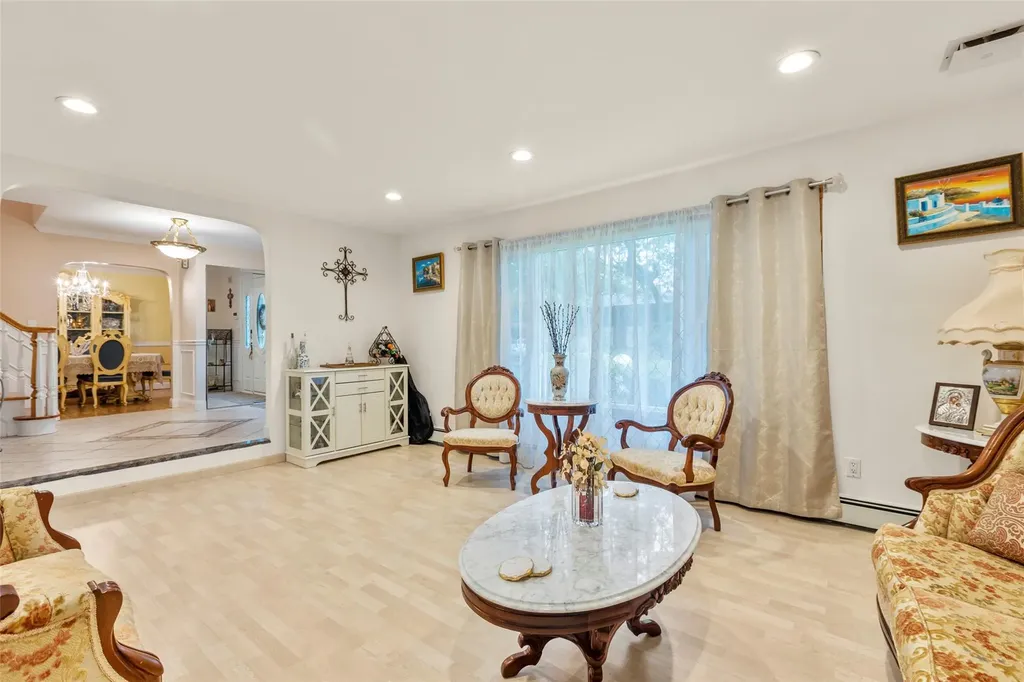 8 Wichard Boulevard Commack NY 11725