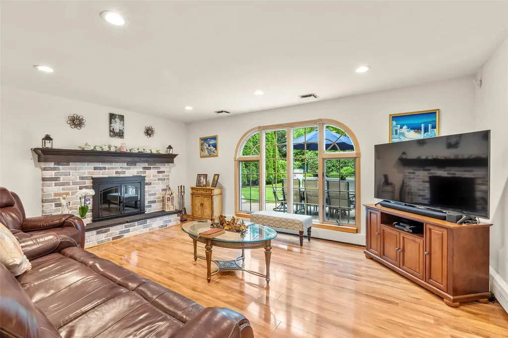 8 Wichard Boulevard Commack NY 11725