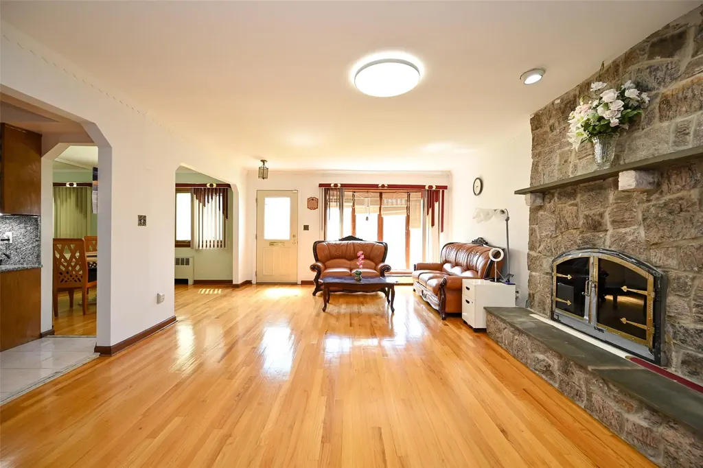 518 Terrace Boulevard New Hyde Park NY 11040