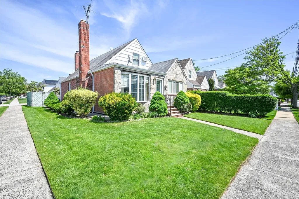 518 Terrace Boulevard New Hyde Park NY 11040