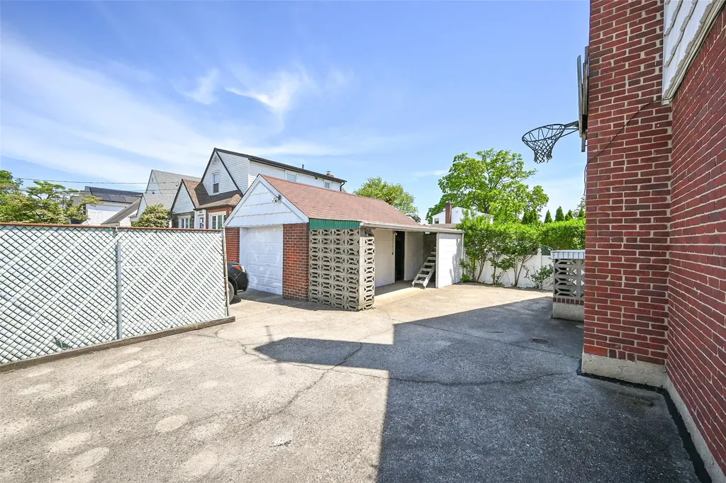 518 Terrace Boulevard New Hyde Park NY 11040