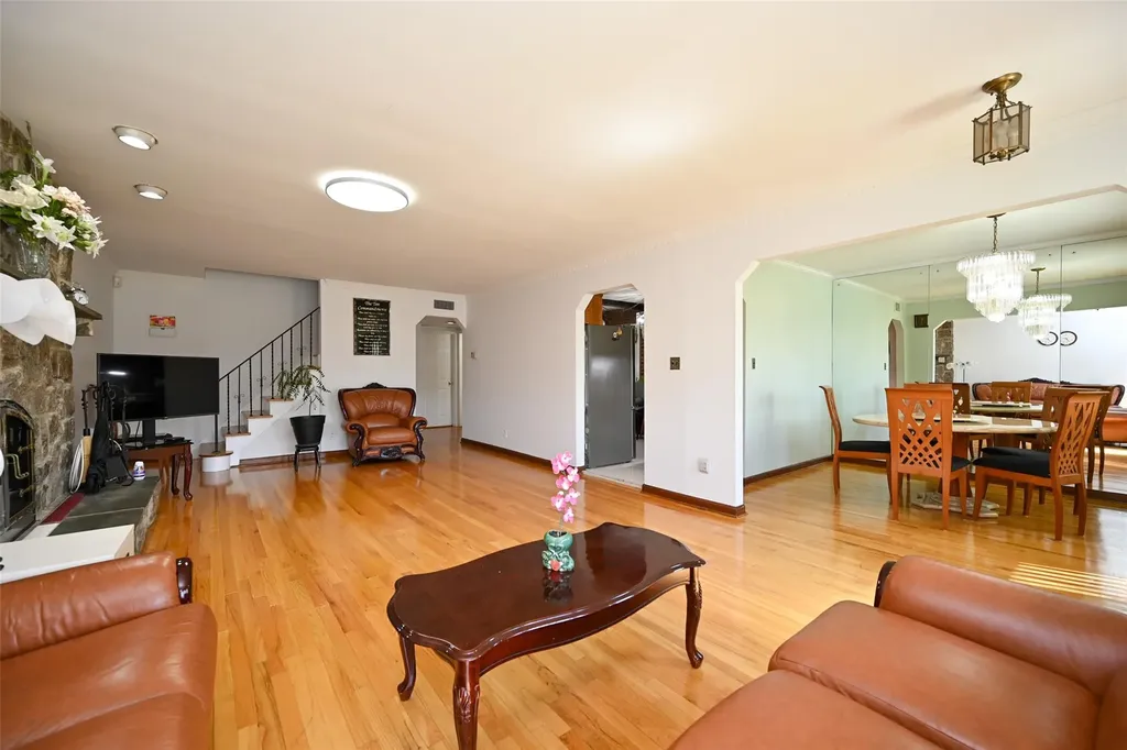 518 Terrace Boulevard New Hyde Park NY 11040