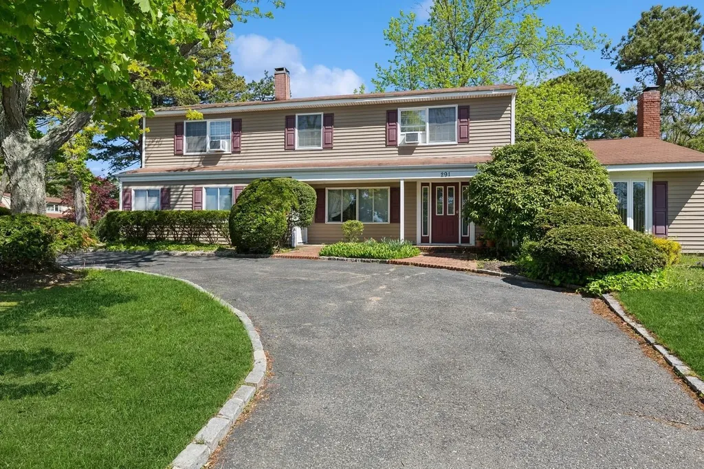 291 E Woodside Avenue East Patchogue NY 11772