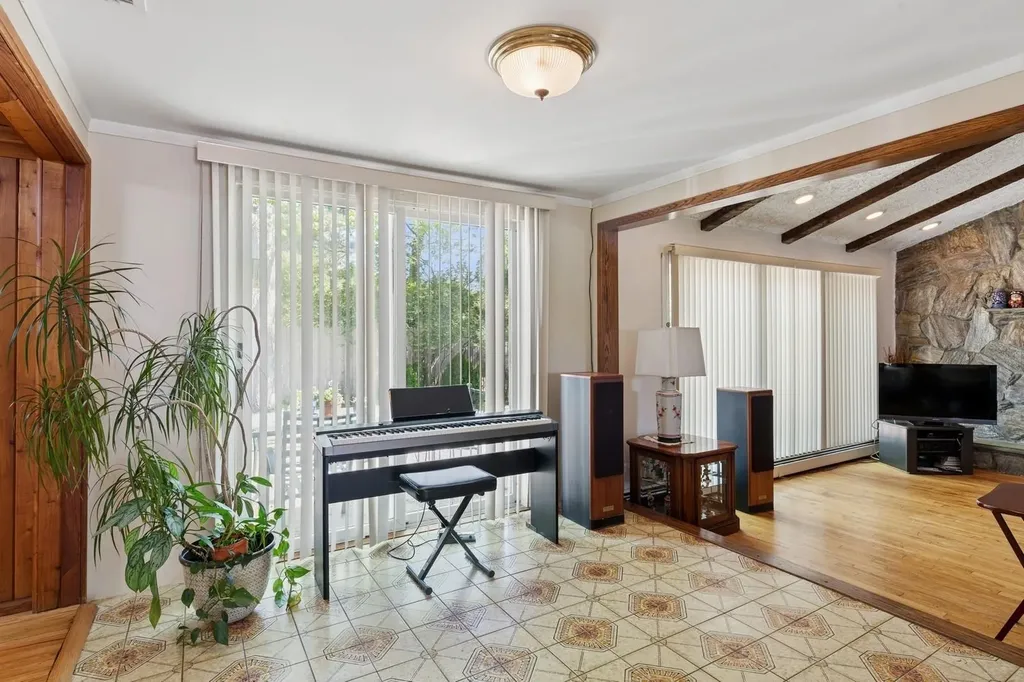 291 E Woodside Avenue East Patchogue NY 11772